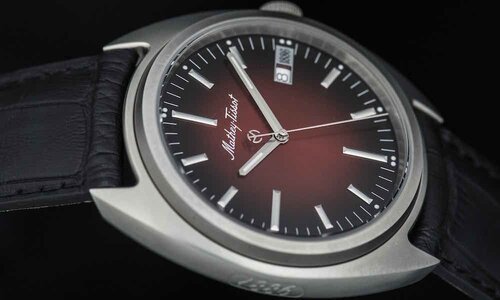 Дымчатые часы 1886 от Mathey-Tissot