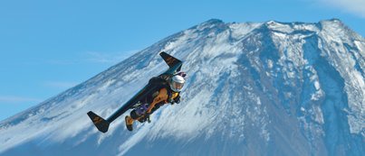 Джетмен от Breitling Ив Росси на фоне горы Фудзи