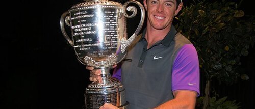 Посол Omega Рори Макилрой поднимает трофей Wanamaker Trophy после победы на четвертом мэйджоре на 96-ом чемпионате PGA в гольф-клубе Valhalla Golf Club