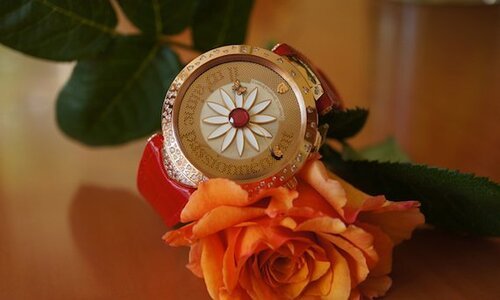 Романтичные нашпигованные бриллиантами часы Marguerite от Christophe Claret
