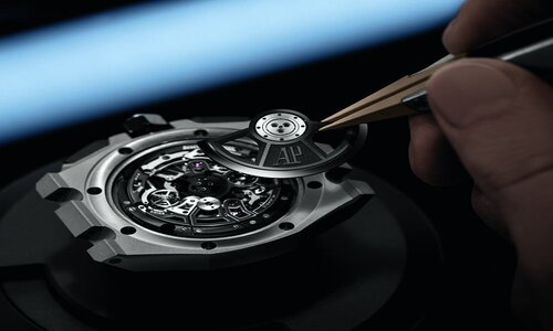 Audemars Piguet выпускает первый автоматический хронограф Royal Oak Offshore с парящим турбийоном