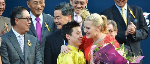 Посол элегантности Longines, Кейт Уинслет награждает часами Longines победителя скачек — владельца, тренера и жокея California Memory Мэттью Чадвика, обладателя кубка Longines Hong Kong Cup. В ответ Мэттью Чадвик вручил актрисе букет цветов