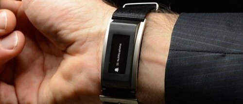 Ремешок e-strap на запястье исполнительного директора Жерома Ламбера 