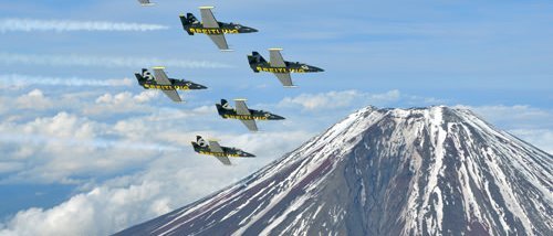Пилотажная группа Breitling исполняет виражи у горы Фуки