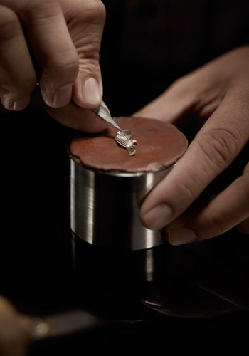 Гравировка в ателье Jaquet Droz