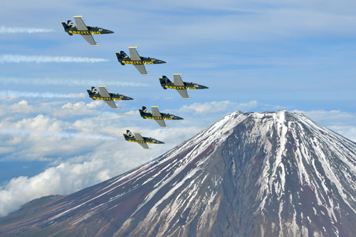 Пилотажная группа Breitling исполняет виражи у горы Фуки