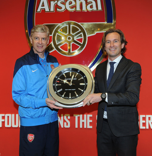 Тренер “канониров” Арсен Венгер (Arsène Wenger) - слева и управляющий директор JeanRichard Бруно Гранде (Bruno Grande) - справа