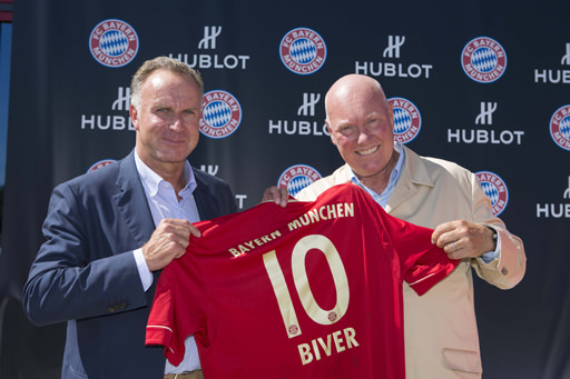 Карл-Хайнц Румменигге (слева) и Жан-Клод Бивер на презентации Hublot King Power FC Bayern Munich