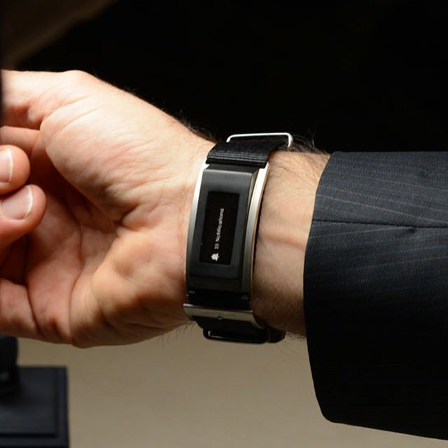 Ремешок e-strap на запястье исполнительного директора Жерома Ламбера 
