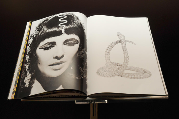 Книга Bulgari Serpenti Collection издательства Assouline. Автор - Марион Фазель.