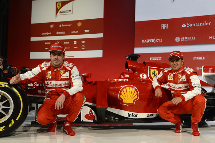 Гонщики Ferrari Фернандо Алонсо (слева) и Фелипе Масса с новым болидом F138, представленным на прошлой неделе