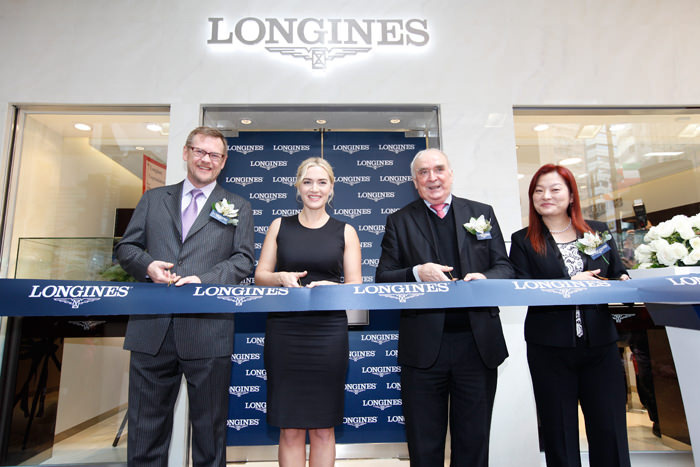 Кейт Уинслет открывает новый бутик Longines на Локхарт Роад. Вместе с Кейт Уинслет ленточку перерезают г-н Вальтер фон Кеннел, президент Longines, г-на Кевин Ролленхаген, управляющий директор Swatch Group в Гонконге, г-н Хуан-Карлос Капелли, вице-президент и глава международного отдела по маркетингу Longines и Карен О Юнг, вице-президент Longines в Гонконге