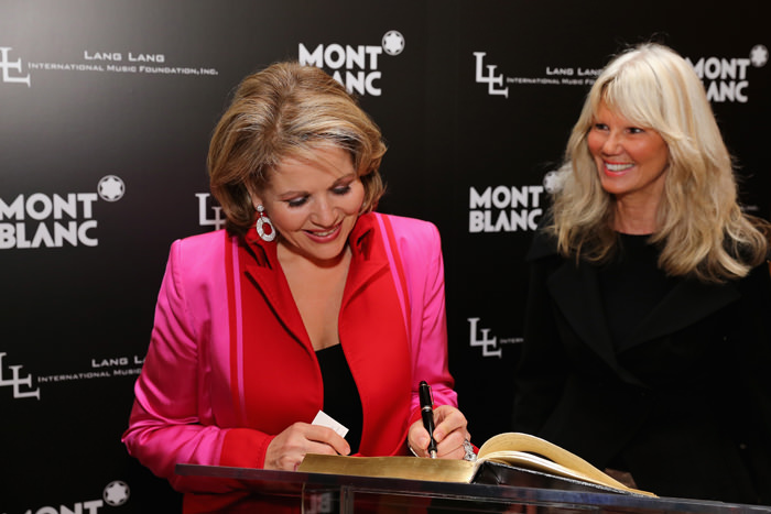 Оперная дива Рене Флеминг и пиардиректор Montblanc Ингрид Роозен-Тринкс на гала-концерте Международного музыкального фонда им. Лан Лана