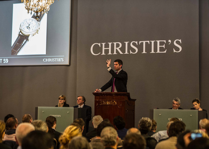 Томас Перацци, главный специалист часового департамента Christie's, продает топовый лот вечера, часы из розового золота с регистрационным номером 2499 за 2 629 000 швейцарских франков
