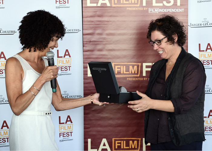Стефании Эллейн (Stephanie Allain) вручает Лизе Холоденко награду Glory to the Filmmaker 2014 от Jaeger-LeCoultre