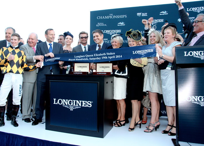 Церемония вручения наград Королевских скачек Longines при участии Саймона Бейкера, посла элегантности Longines, и Хуана-Карлоса Капели (Juan-Carlos Capelli), вице-президента и директора отдела глобального маркетинга