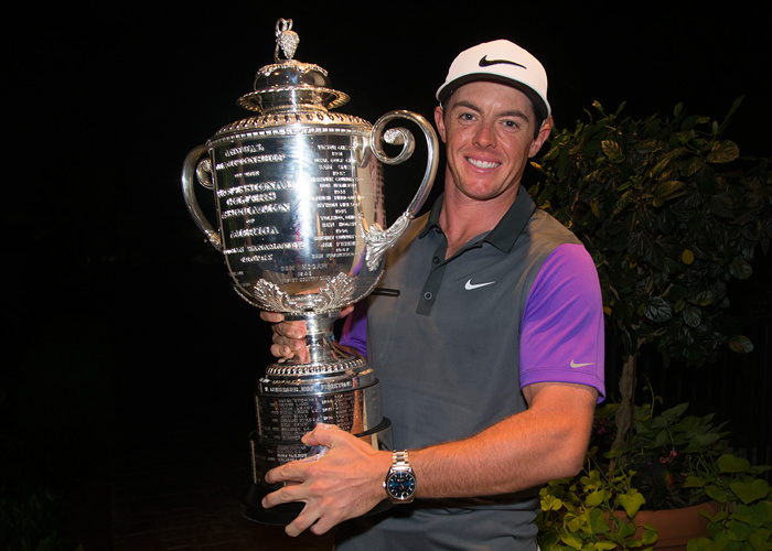 Посол Omega Рори Макилрой поднимает трофей Wanamaker Trophy после победы на четвертом мэйджоре на 96-ом чемпионате PGA в гольф-клубе Valhalla Golf Club