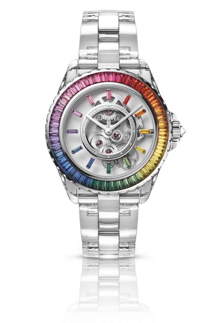  Вдохновленные энергией электронной музыки, часы Chanel J12 X-Ray Calibre 3.1 полностью выполнены из сапфирового стекла и украшены бриллиантами багетной огранки. В 2020 году марка впервые представила полностью сапфировый браслет.