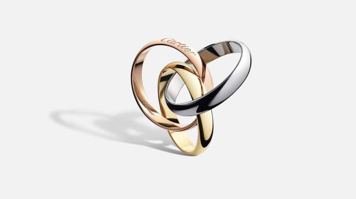 Кольцо Trinity от Cartier состоит из трех переплетенных друг с другом подвижных дисков трех оттенков золота. Дизайн, созданный Луи Картье в 1924 году. Всемирно известный ювелирный бренд также является драгоценным камнем в короны группы Richemont.