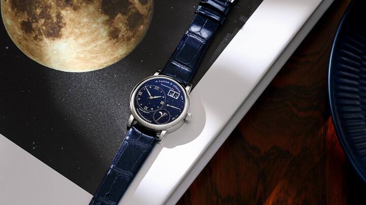Очарование яркой лунной ночи - тема новой модели Little Lange 1 Moon Phase. Привлекает внимание серебристый циферблат, покрытый мерцающим темно-синим золотым флюсом; сверкающие частицы меди напоминают о звездном ночном небе. 