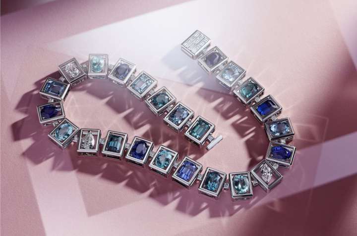 Изделие из коллекции “Tiffany Jewel Box” 2019. Наиболее важный американский ювелирный бренд был приобретен крупнейшей в мире люксовой группой LVMH, открыв совершенно новую эру бизнеса для всего сегмента. Как подчеркивает автор Эрван Рамбур, бренду еще предстоит найти свою «культовую линию» для завоевания китайского рынка.