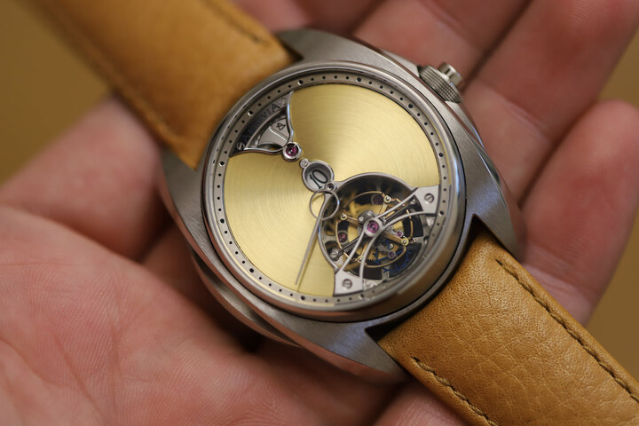 Часовой механизм AK03 Tourbillon Chiming Jump. Все видимые и невидимые детали механизма были обработаны вручную с использованием классических техник, таких как: англаж, черная полировка, перлаж, Côtes de Genève, ручное зернение и полировка, ручная гравировка.