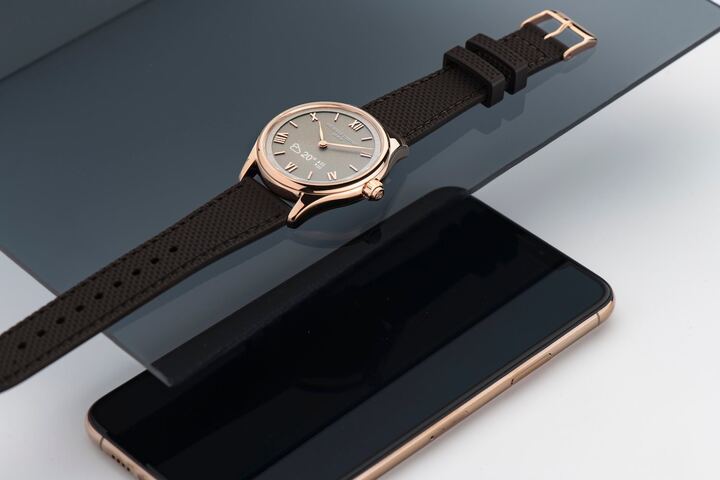 Новые часы Frédérique Constant с подключением, the Smartwatch Vitality, с цифровым циферблатом, который отображается при необходимости. В этих новых часах пульс теперь измеряется на запястье благодаря интеграции датчика последнего поколения, разработанного компанией Philips Wearable Sensing. 