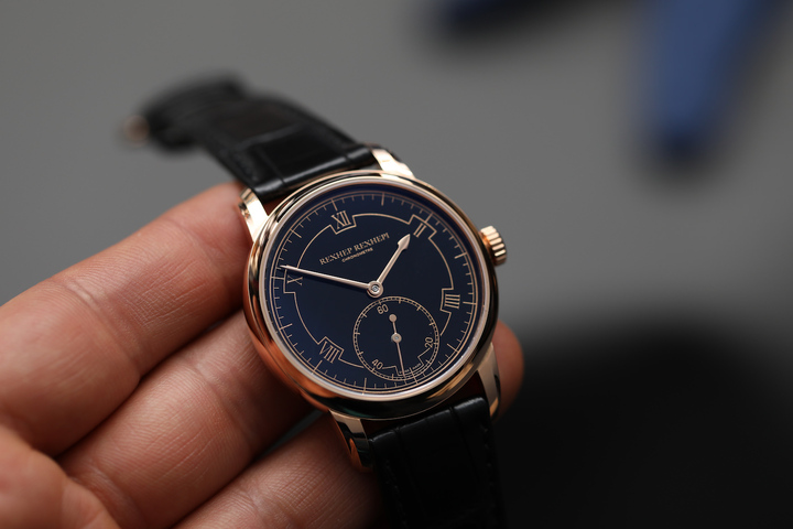 Chronomètre Contemporain. Традиционная черная эмаль Grand Feu на пластине из 18-каратного золота и печать индекса 5N для версии из красного золота 5N; белая эмаль Grand Feu с синей печатью для версии Platinum.