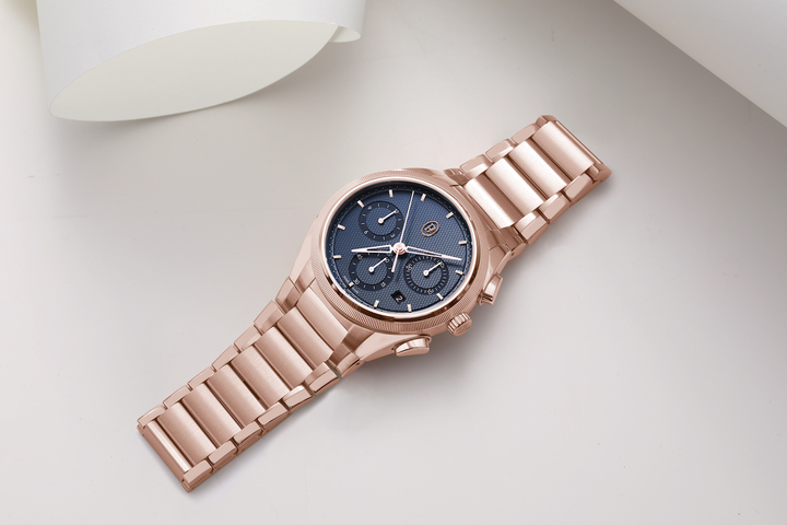 42-миллиметровая модель Tonda PF Chronograph оснащена калибром PF070 с частотой 5 Гц, интегрированным высокочастотным механизмом с колонным колесом, малой секундной стрелкой и двумя регистрами хронографа.