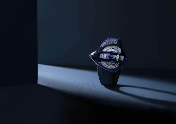 Еще в 2008 году компания De Bethune изготовила первые стрелки из сапфирового стекла, окруженные вороненым титаном, для установки на модель DB26QP. В новой модели Dream Watch 5 часовой мастер Дени Флажоле не просто вырезал корпус из цельного блока сапфира традиционным способом, а попытался адаптировать сапфир к титановому корпусу часов. Команда должна была вставить не более семи различных частей сапфира, каждая из которых имела уникальные изгибы и пропорции, которые затем были вставлены в вороненый полированный титановый экзоскелет.