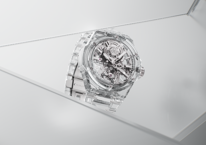  Корпус часов Big Bang Integral Tourbillon Full Sapphire от Hublot был полностью реконструирован для размещения автоматического механизма турбийона. Цель: удалить почти все видимые винты, изменить общую геометрию корпуса, чтобы интегрировать его с сапфировым браслетом, и переработать мосты и основные пластины, чтобы создать иллюзию их подвешенности в пространстве. Браслет также представлял собой сложную задачу: он состоит из 165 компонентов, 22 из которых изготовлены из сапфира.