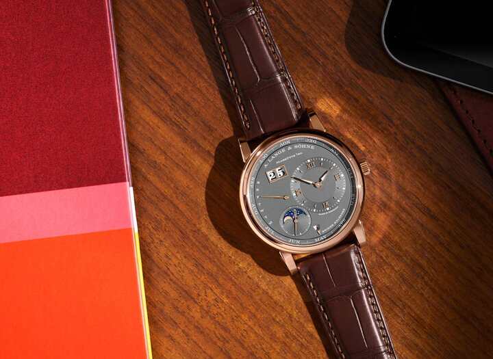Вечный календарь - центральное усложнение новой модели Lange 1 Perpetual Calendar, но не единственное. Часы также оснащены индикатором лунных фаз со встроенным индикатором день/ночь.