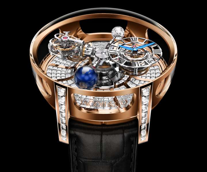  Astronomia Tourbillon Baguette соединяет модель Astronomia высокой сложности с уникальным ноу-хау Jacob & Co с драгоценными камнями. Это кинематографическая скульптура, оживленная четырехрожковой конструкцией механизма, который вращается и плывет сквозь сапфировое и бриллиантовое пространство внутри своего великолепного корпуса. В общей сложности 342 невидимых бриллианта багетной огранки украшают фон циферблата, а 80 невидимых бриллиантов багетной огранки составляют ушки.
