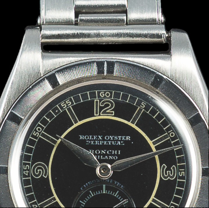 Секторный циферблат, альфа-стрелки в часах Bubble Back от Rolex с подписью итальянского ретейлера Ронки Милано (Ronchi Milano)