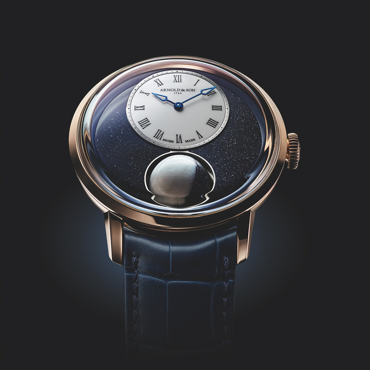 Luna Magna, флагманская модель компании Arnold & Son на выставке Watches and Wonders, в 44-миллиметровый корпус из красного золота которой помещена самая большая вращающаяся луна, когда-либо встроенная в наручные часы.