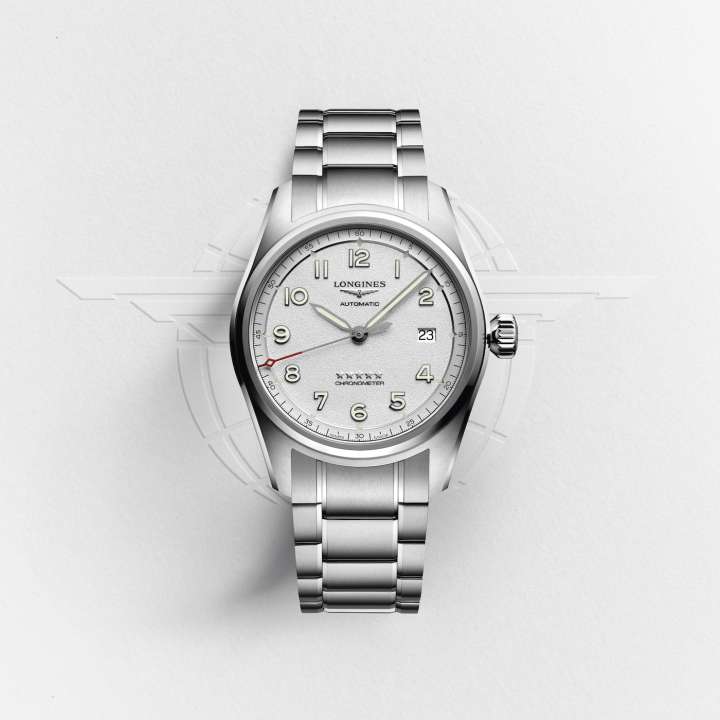 Модель Longines Spirit L3.810.4.73.6 (40 мм) имеет куполообразное сапфировое стекло, которое защищает серебряный циферблат с арабскими цифрами и черными стрелками, прошедшими пескоструйную обработку и покрытыми люминесцентным составом Super-LumiNova®.