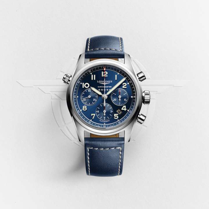 Модель Longines Spirit L3.820.4.93.0 (42 мм) содержит сертифицированный COSC механизм хронографа с колонным колесом (L688.4) и кремниевой волосковой пружиной.