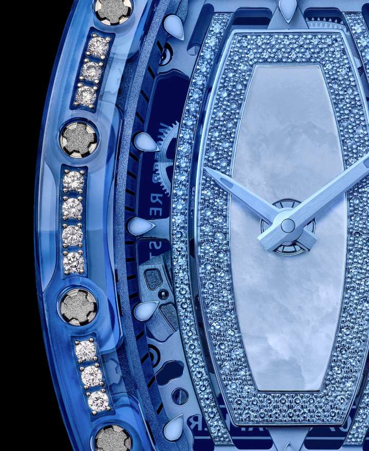 Бриллианты сквозь цветной сапфир? Именно этого добился Richard Mille, создав модель Gemset Sapphire RM 07-02. Установка элементов на сапфире - настоящий инженерный подвиг, требующий использования лазера, работающего с точностью до микрометра. Для этого требуется в два раза больше времени, чем для керамики или углерода.
