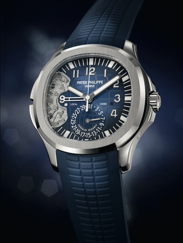 Модель Patek Philippe 5650G Advanced Research Aquanaut Travel Time White Gold, выпущенная ограниченной серией в 2016 году, сочетает в себе множество инноваций. В них используется высокотехнологичный кремниевый регулирующий орган, а также вторая инновация: механизм сброса, в котором обычные шарнирные соединения заменены «податливыми» или гибкими компонентами. Этот механизм, состоящий всего из 12 ажурных стальных деталей, оснащенных несколькими пружинами с чередующимися лезвиями (по сравнению с 37 деталями традиционного механизма), передает информацию от двух кнопок GMT к индикатору местного времени. 